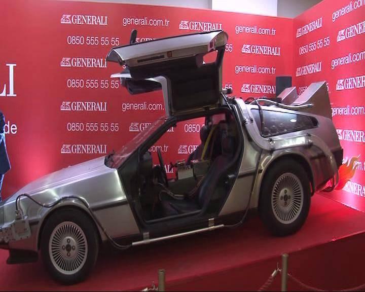 <p>80'lerin efsane filmi 'Geleceğe Dönüş'ün otomobili <span style="color:#FFA07A"><strong>DeLorean DMC-12</strong></span> de İstanbul Autoshow'da.</p>