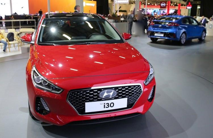 <p>Hyundai de İstanbul Autoshow'a geniş araç yelpazesiyle katılan bir başka marka oldu.<br />
<br />
Türkiye'de C sınıfının iddialı modellerinden<span style="color:#FFA07A"><strong> i30</strong></span> da, yeni haliyle fuarda yer aldı.</p>
