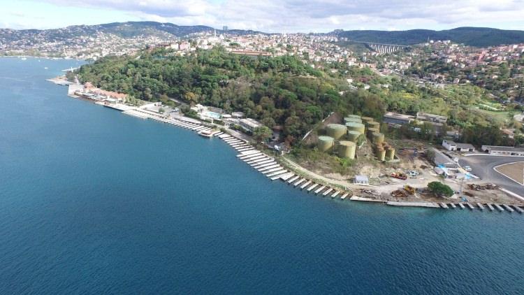 <p> İstanbul Boğaz'ına  kazıklar üzerine yapılan bin 300 metre uzunluğundaki yol, 10 metre genişliğinde ve  üzerinde balık tutma alanları bulunuyor. </p>
