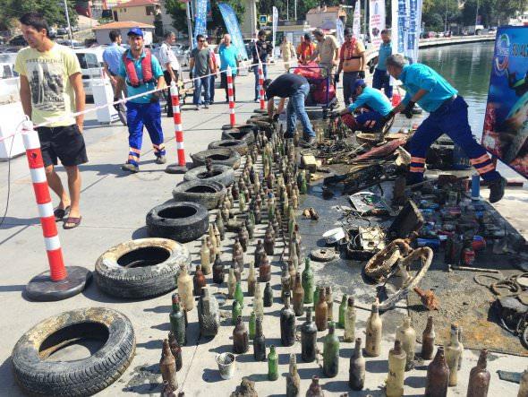 <p>İstinye Sahili’nde gerçekleştirilen su altı temizlik çalışmasında çok sayıda dalgıç görev yaptı. </p>
