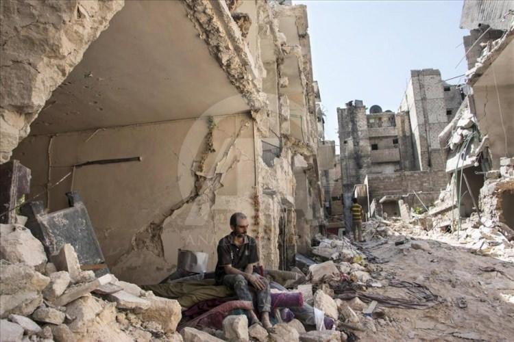 <p><span style="color:rgb(255, 255, 255)">AFP foto muhabiri Karam Al-Masri, ''Hava saldırıları altında Halep'' başlıklı fotoğraflarıyla ''seri haber" kategorisinde üçüncülük ödülüne layık görüldü. <strong>( Karam Al-Masri / AFP - Anadolu Ajansı )</strong></span></p>