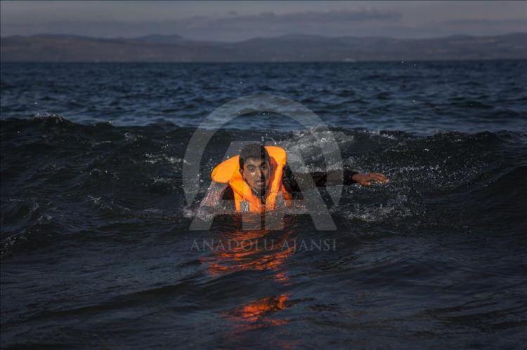 <p><span style="color:rgb(255, 255, 255)">Santi Palacios, ''Avrupa’ya Ulaşmak için riske atılan hayatlar'' başlıklı fotoğraflarıyla ''seri haber" kategorisinde birincilik ödülüne layık görüldü.<strong> ( Santi Palacios - Anadolu Ajansı )</strong></span></p>