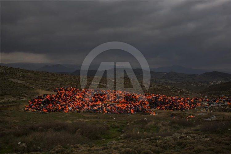 <p><span style="color:rgb(255, 255, 255)">Santi Palacios, ''Avrupa’ya Ulaşmak için riske atılan hayatlar'' başlıklı fotoğraflarıyla ''seri haber" kategorisinde birincilik ödülüne layık görüldü.<strong> ( Santi Palacios - Anadolu Ajansı )</strong></span></p>