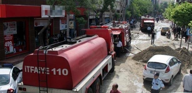 İstanbul Fatih'te bir otomobilin çarptığı doğalgaz kutusu patladı.Patlamada yaralananlar olduğu belirtiliken, olay yerine çok sayıda polis, itfaiye ve sağlık ekipleri sevk edildi.