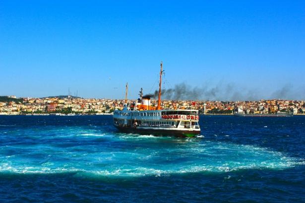 <p><strong>2.Boğaz Turu</strong></p>

<p>Dünyanın en güzel manzaralarından birinde bir kaç saat süren keyifli bir tekne turu İstanbul’da yapılacak en zevkli aktivitelerden. Ortalama 2 saat süren turlar boyunca İstanbul Boğazı’nda yer alan birçok önemli yapıyı görme şansınız bulunuyor. Özellikle havanın güzel olduğu bahar ve yaz aylarında kendinize bir güzellikle yapıp Boğaz turlarına katılarak bir yandan çayınızı yudumlayıp bir yandan da dünyanın en güzel manzaralarından birinin keyfine varabilirsiniz. Tur sayesinde birçok muhteşem yalı, caminin yanı sıra Dolmabahçe ve Çırağan gibi önemli sarayları da görme fırsatı elde edeceksiniz.</p>
