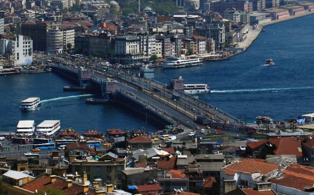 <p><strong>3.Galata Kulesi’nden İstanbul’u izlemek</strong></p>

<p>Köklü bir tarihten muhteşem bir şehri seyre dalmak… Haliç ve İstanbul Boğazı’nı görebilme fırsatı sunan Galata Kulesi’ne çıkış yerliler için sadece 6.5 TL. Yanınızda bir de fotoğraf makineniz varsa bu anları ölümsüzleştirebilirsiniz.</p>
