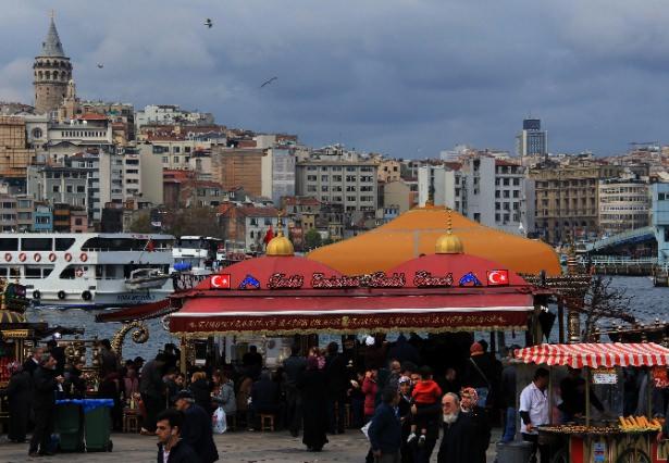 <p><strong>5.Eminönü’nden Karaköy’e yürümek</strong></p>

<p>Eminönü’den 5 liraya alacağınız yüz gramlık kestanelerle Karaköy’e doğru yürüyebilirsiniz. Dört tarafta muhteşem eserlerin size eşlik edeceği bu yürüyüşte Haliç ve Boğaz’ın mavi suları da yanı başınızda olacak.</p>
