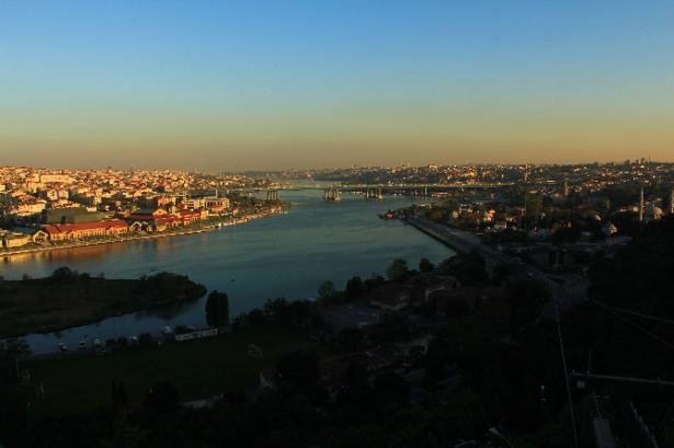 <p><strong>7.Pierre Loti’den yeni bir bakış açısı kazanmak</strong></p>

<p>Maneviyat dolu Eyüp’ten birkaç yüz metrelik bir yürüyüşle ya da teleferikle kendinizi İstanbul’un eşsiz tepelerinden birinde bulacaksınız. Bir bardak çayın size eşlik edeceği bu seyirde dilerseniz bir kağıt helva ile nostaljik bir hava yakalayabilirsiniz.</p>
