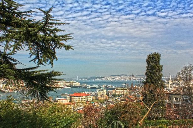 <p><strong>6.Botanik bahçeden İstanbul’u seyretmek</strong></p>

<p>İstanbul Üniversitesi’nin botanik bahçesine ücretsiz olarak girip binlerce bitki türünü İstanbul’un eşsiz manzarasıyla keşfedebilirsiniz. Dilerseniz dışarıdan alacağınız birkaç liralık meyve ya da içeriden alabileceğiniz çay kahve ile bu muhteşem keşfi taçlandırabilirsiniz.</p>
