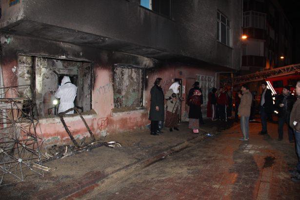<p>Edinilen bilgiye göre, 4 çoculu 6 kişilik Suriyeli ailenin kaldığı dairede elektrik sobasından yangın çıktı. Yangına ilk müdahaleyi komşular yaptı. 1 çocuk, anne ve baba kurtarılırken 2 çocuk hayatını kaybetti. </p>