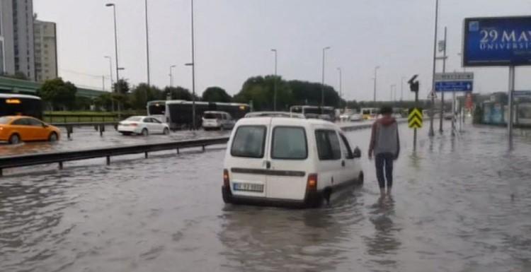<p>Metronun, su baskını nedeniyle geçici süre Merter istasyonunda durmadan yoluna devam ettiği öğrenildi.</p>
