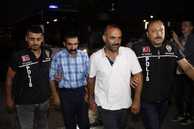 <p>İstanbul merkezli 6 ilde düzenlenen organize silah kaçakçılığına yönelik operasyonda gözaltına alınan 87 zanlı çevik kuvvet otobüsleriyle Bayrampaşa Devlet Hastanesine getirildi. </p>
