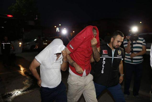 <p>Birbirlerine kelepçeli olarak çevik kuvvet polisleri eşliğinde hastaneye getirilen zanlılardan bazıları ağlayarak hastane çıkışında görüntü alan basın mensuplarına küfürler ederken, bazılarının da yüzlerini kapattığı görüldü. </p>