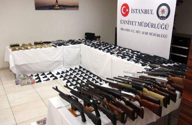 <p>Organize Suçlarla Mücadele Şube Müdürlüğü ekipleri, bir çetenin Güneydoğu ve Karadeniz illerinden kaçak yollarla getirdikleri silahları piyasaya sürerek haksız kazanç elde ettiğinin belirlenmesi üzerine çalışma başlatmıştı. </p>