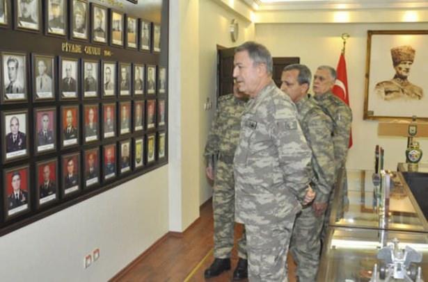 <p>Orgeneral Akar, Deniz Kuvvetlerinin en seçkin birliklerinden, her türlü hava, deniz ve arazi koşullarında özel harekat görevi yapan Sualtı Taarruz (SAT) ve Sualtı Savunma (SAS) Komutanlıklarını ziyaret etti.</p>