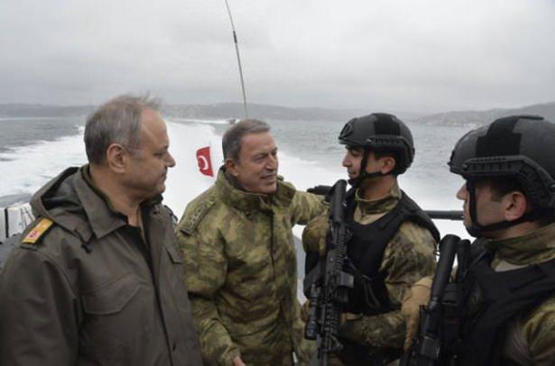 <p>Bu birliklerin teröristlerle mücadele harekatında da görev yapan personeliyle görüşen Orgeneral Akar, ağır hava koşullarında SAT/SAS personeli tarafından icra edilen tatbikatı Deniz Kuvvetleri Komutanı Oramiral Bülent Bostanoğlu, Birinci Ordu Komutanı Orgeneral Ümit Dündar ve Kuzey Deniz Saha Komutanı Koramiral Hasan Şükrü Korlu ile izledi.</p>
