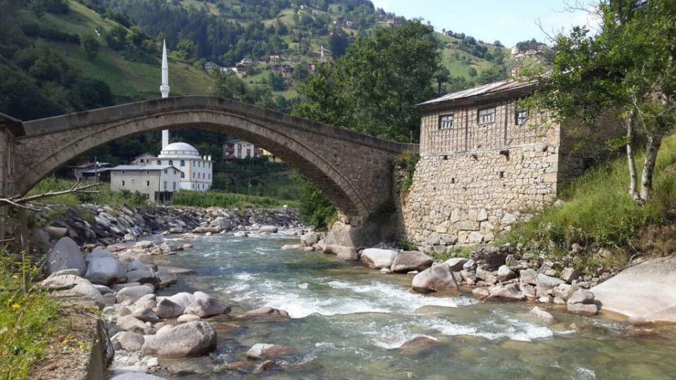 <p><strong>Rize </strong>- 298 bin 467 kişi </p>

