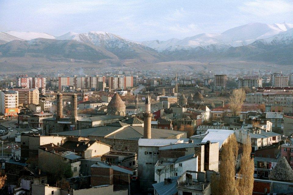 <p><strong>Erzurum </strong>- 392 bin 132 kişi </p>