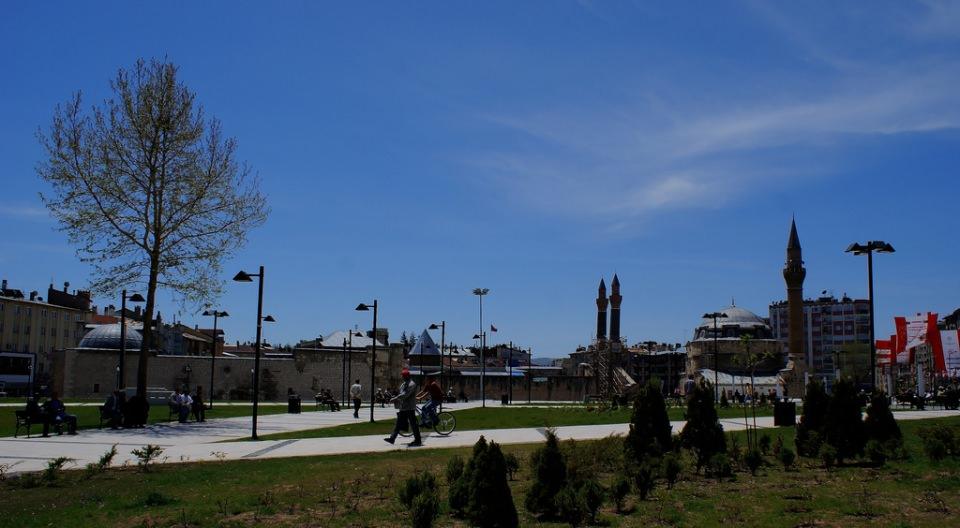 <p><strong>Sivas </strong>- 741 bin 603 kişi</p>