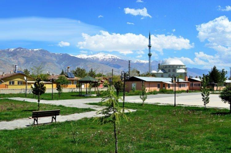 <p><strong>Erzincan </strong>- 302 bin 20 kişi </p>
