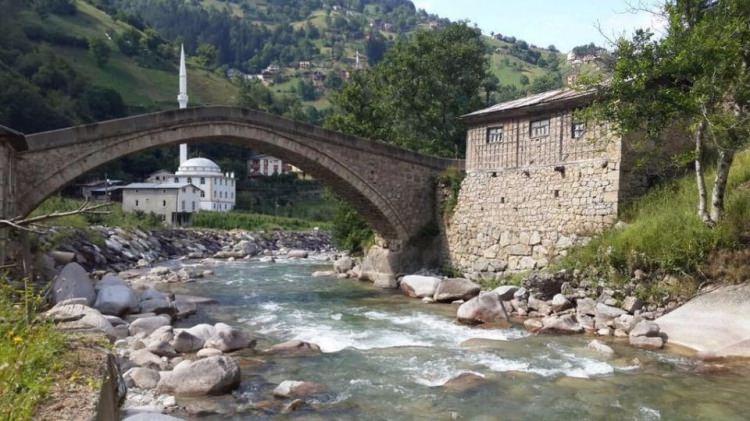 <p><strong>Rize </strong>- 298 bin 467 kişi </p>
