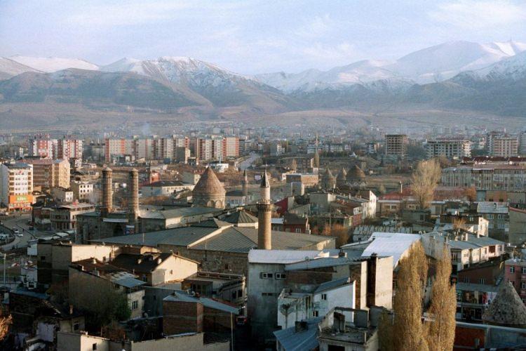 <p><strong>Erzurum </strong>- 392 bin 132 kişi </p>

