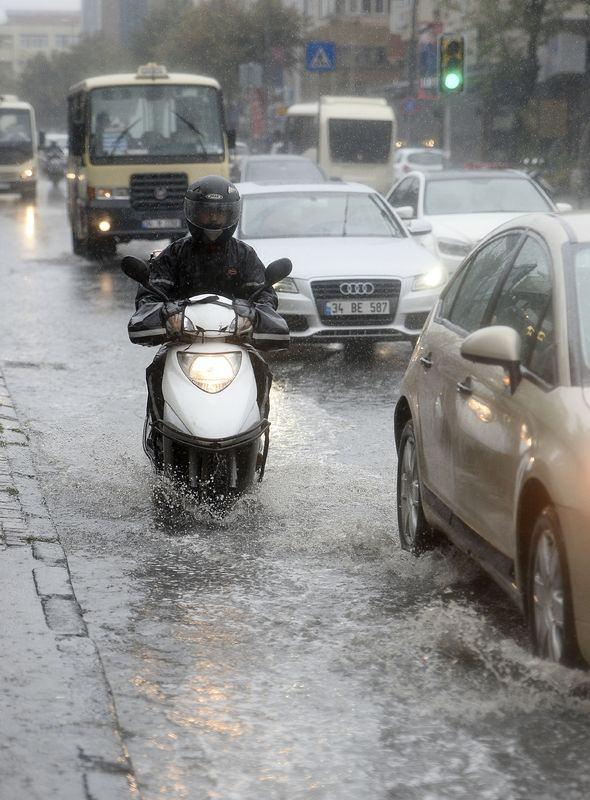 <p>İstanbul'da aniden bastıran sağanak yağış hayatı felç etti. Çok sayıda ev ve iş yerine su basarken bazı noktalarda trafik tamamen durdu.</p>

<p> </p>
