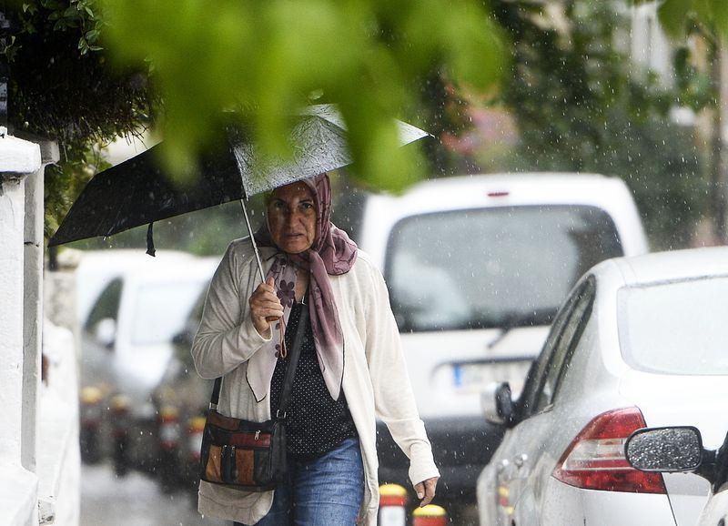 <p>Sağanak yağışın etkili olacağı hafta sonunda plan yaparken dikkat! İstanbul'da beklenen yağışlar bugün öğle saatlerinden itibaren etkisini gösterdi.</p>

<p> </p>
