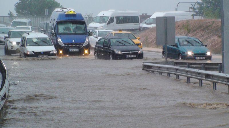 <p>İstanbul’da etkili olan sağanak yağmur nedeniyle Beykoz - Riva yolundaki Soğuksu Viyadüğü’nü su bastı, yol trafiğe kapandı. Yolda mahsur kalan araçlarda kalanları kurtarma çalışması sürüyor.</p>

<p> </p>
