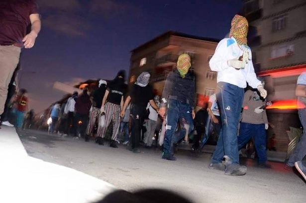 <p>Ayrıca, Gazi Mahallesi'nde düzenlenen izinsiz gösteri sırasında, kimliği belirsiz kişi ya da kişilerce ateş edilmesi nedeniyle, bölgedeki polis araçlarına mermi isabet etti. Araçlardaki polis ekiplerinde herhangi bir yaralanma olmadığı belirtildi.</p>
