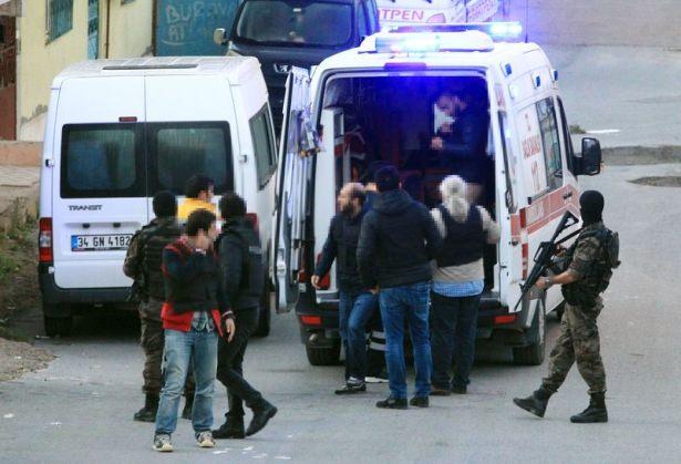 <p>Alınan bilgiye göre, İlçe Emniyet Müdürlüğü Güvenlik Büro Amirliği ekipleri, Yunus Emre Mahallesi, Murat Celep Caddesi'ndeki bir kafeye terör örgütü PKK'nın gençlik yapılanması YDG/H üyelerinin çok sık giriş çıkış yaptığını belirledi.</p>
