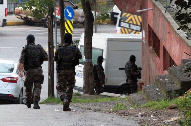 <p>Kafeye düzenlenen baskında, çeşitli yerlere saklanmış 1 pompalı tüfek, 8 mermi, 1 dizüstü bilgisayar ile eylemler sırasında kullanıldığı değerlendirilen çok sayıda kıyafet, çanta ve YDG/H yazılı tişörtler ele geçirildi.</p>