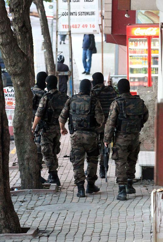 <p>Kıyafetler üzerinde yapılan incelemelerde elde edilen bulguların DNA testine tabi tutularak eylemlere katılan şüphelilerin kimliklerinin belirlenmesine çalışıldığı kaydedildi.</p>