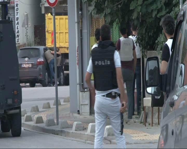 <p>Şıhlı Mahallesi'ndeki adrese Özel Harekat polisleri desteğinde giren ekipler evde arama yaptı.</p>
