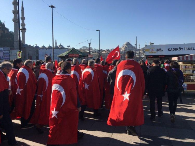 <p>Türkiye Demokrasi Platformu, İstanbul Beşiktaş’ta gerçekleşen terör saldırısı sonrasında protesto yürüyüşü gerçekleştiriyor. </p>

<p> </p>
