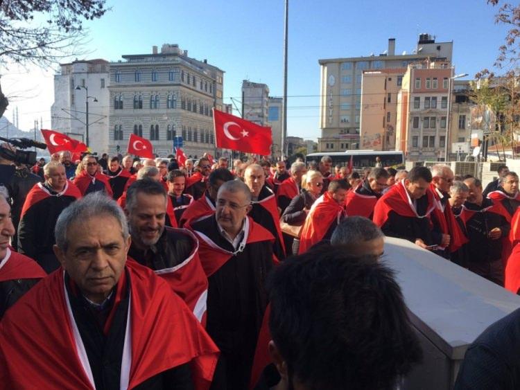 <p><strong>KARANFİLLER BIRAKILDI, DUALAR EDİLDİ</strong></p>

<p>İstanbul'da vatandaşlar, Beşiktaş'taki terör saldırısının gerçekleştirildiği yere karanfil bırakarak, dua etti. Bazı vatandaşların gözyaşına hakim olamadıkları gözlendi.</p>
