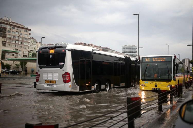 <p>Yağış nedeniyle bazı cadde ve sokaklar da su altında kaldı.</p>
