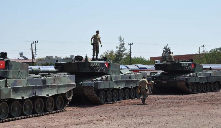 <p>Çok sayıda tank darbe girişiminin ardından İstanbul'un şehir merkezinden Suriye sınırındaki İslahiye'ye gönderildi.</p>

<p> </p>
