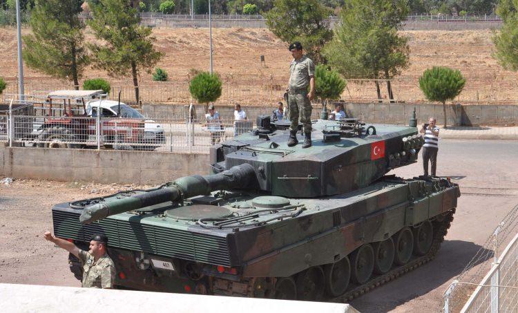 <p>14 tankla 1 zırhlı personel taşıyıcıdan oluşan araçlar, ilçedeki Alpay Başaran Kışlası'na alındı.</p>