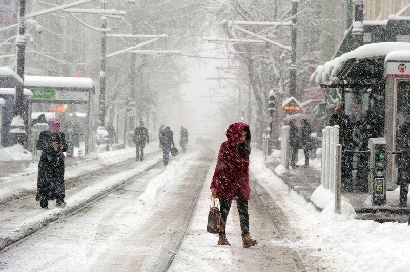 <p> İstanbul'da dün öğle saatlerinde başlayan kar yağışı, etkisini sürdürmeye devam ediyor. </p>
