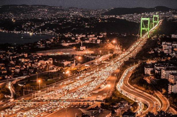 <p>1 VE 2) BOĞAZİÇİ VE FATİH SULTAN MEHMET (FSM) KÖPRÜLERİ <br />
Yan yolları çöz, köprüleri rahatlat İstanbul’un en yakıcı trafik problemi. Boğaziçi ve FSM köprüleri sabah saatlerinde Anadolu-Avrupa, akşam ise Avrupa - Anadolu yönünde en yoğun yerler. Boğaziçi Köprüsü trafiği sabah saatlerinde Anadolu tarafında Çamlıca rampasına, Avrupa’da Çağlayan’a dayanıyor (Akşamları Anadolu’da Ümraniye, Avrupa’da Haliç’e varabiliyor). <br />
FSM’de sabahları Anadolu’da Kozyatağı, Avrupa’da Finanskent’e; akşamlarıysa Gaziosmanpaşa ve Ümraniye’ye ulaşıyor. Bu dört trafik hattının sorunu da aynı: Yan yollarla gelen katılım. Köprülerden geçen anayolun taşıdığı araç sayısı bu yüzden düşüyor. Çözüm yan yolların trafiğe kontrollü katılması. Özellikle trafik ışıklarıyla. Bu sayede saatte 9 bin civarı araç taşıyarak köprü gerçek kapasitesine ulaşacak (“Yan yollarda birikme olmayacak mı” diyenler endişelenmesin; ana trafik akıcı olunca, yan yolda da birikme olmaz; herkes trafikte daha az bekler.)</p>
