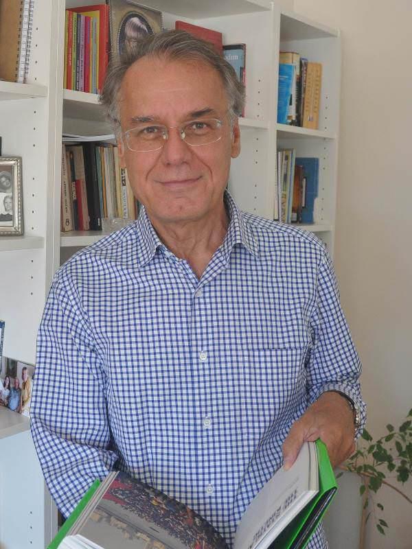 <p>ÇILDIRMADAN ÖNCE SON ÇIKIŞ</p>
<p>İTÜ İnşaat Fakültesi Öğretim Üyesi Prof. Dr. Haluk Gerçek yanıtlıyor <br />
<br />
İstanbul’un trafiği çözülebilir mi?<br />
İstanbul’da 2023’te her dört kişiden birinin otomobil sahibi olacağı öngörülebilir. Bu durum iyi yönetilemezse, yaşam kalitesi üzerinde hava kirliliği, tıkanıklık, yol güvenliği ve iklim değişikliği etkileri gibi yıkıcı sonuçlar doğuracak. Motorlu araç sayısındaki bu hızlı artışı karşılayacak yol, kavşak, köprü ve tünel benzeri ulaşım altyapısı yapmak, ekonomik ve çevresel bakımdan sürdürülebilir değil. , Trafik biraz rahatlayınca otomobil kullananlar artar ve insanlar daha uzun mesafelere, daha fazla yolculuk yapar. Buna ‘kışkırtılmış trafik’ adı verilir.<br />
Bugünkü trafik kaosunda, sürücülerin de payı var . Yollarda denetim hemen hemen yok gibi. <br />
Sürücüler kentin çıldırtan trafiğinden kurallara uymayarak kaçmaya çalışıyorlar. Denetim olmadığı için bu davranışlar yol kullanımını daha da kötüleştiriyor. Trafik polisleri hem sayıca çok yetersiz, hem de trafikle ilgili basit gerçekleri bile bilmiyorlar. Bilseler de değişik nedenlerle uygulamıyorlar. Trafiğin yönetimi ve denetiminin yerel yönetime verilmesi gerekir.</p>