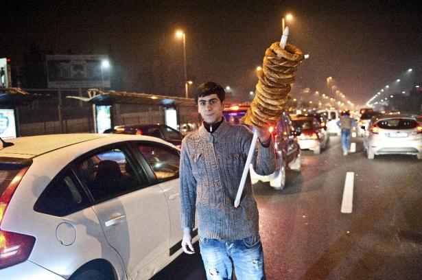 <p>ÇILDIRMADAN ÖNCE SON ÇIKIŞ</p>

<p>İstanbul trafiğinde bir gece...<br />
Fotomuhabiri Selçuk Şamiloğlu, Çağlayan-Mecidiyeköy hattında araçların arasında dolaştı, ekmeğini trafikten çıkaranları görüntüledi. </p>
