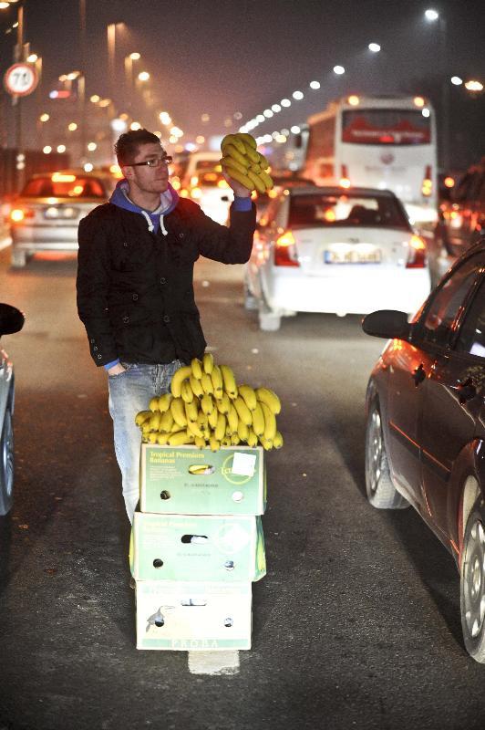 <p>Radyo Trafik’ten trajikomik anılar: Arkadaşım Ankara’ya vardı ben eve gidemedim <br />
<br />
* Haber merkezimize ulaşan bir hanımefendi, akşam eşinin geç geldiğini ve ona neden geç kaldığını sorduğunda yoğun trafiği mazeret gösterdiğini söyledi. Sonra da akşam İstanbul’da hangi bölgelerin yoğun olduğunu sordu.</p>
