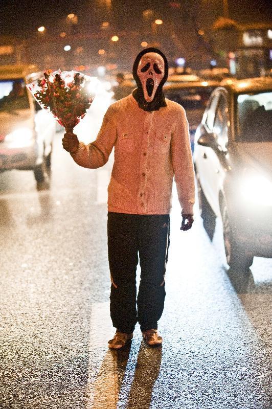 <p>* Radyoyu arayan bir dinleyici, bölgede tekerlekli sandalyeyle duygu sömürüsü yapan iki kişinin olduğunu söyledi ve belirli aralıklarla yer değiştirdiklerini belirtti. “Bu kaos ortamında aklımı kaçırmak üzereyim. Kaçırırsam bu defa hastaneye de gidemem” diye sızlanmıştı.</p>
