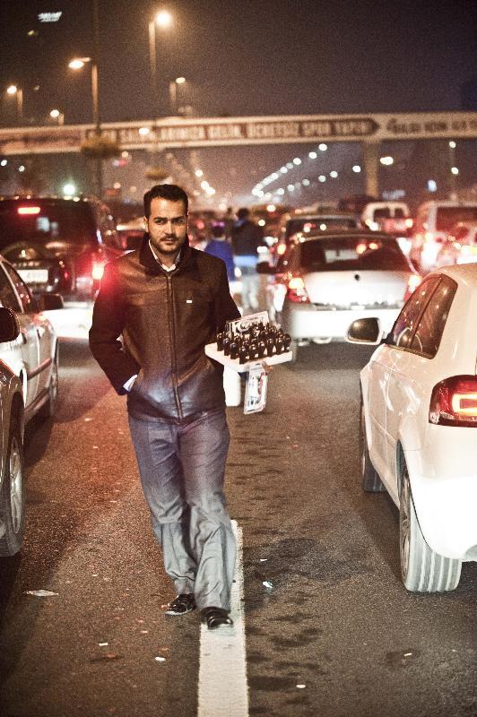 <p>* Cuma akşam trafiğinde Edirnekapı – Avcılar arasındaki sıkıntılı trafiğin içinden yayına bağlanan dinleyici, “Buraya ne oldu? Burada ne var? Yeter artık, sinirlerim yıprandı, saatlerdir trafik yoğun” diyerek ağlamaya başladı. <br />
<br />
* Yayına bağlanan muhabirimiz saatlerdir Taksim – Avcılar güzergâhında olduğunu ancak gitmek istediği yere ulaşamadığını belirtmişti. Arkadaşının 17.30’da Maltepe’den Ankara’ya doğru yola çıktığını ve yaklaşık 4 saat sonra kendisini arayıp eve geldiğini söylerken “Benimle dalga geçti” dedi.</p>
