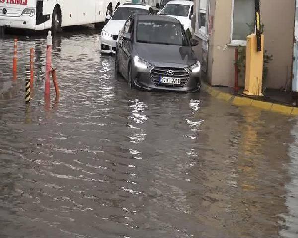 <p>Üsküdar sahil yolu bazı noktaları yağmur nedeniyle göle döndü. Sürücüler ilerlemekte zor anlar yaşadı. Yağmur kazalara da neden oldu. Sahil yolunda kontrolden çıkan bir otomobil bariyerlere çıktı. Kazada hafif yaralana sürücü ambulansla hastaneye kaldırıldı.</p>
