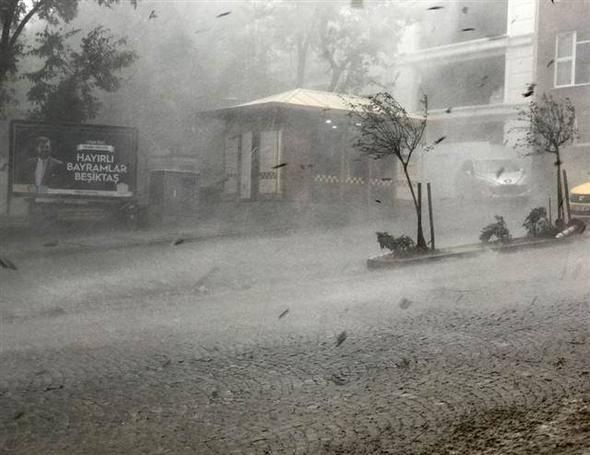 <p>Meteoroloji’nin uyarısının ardından İstanbul’da kuvvetli yağış ve fırtına etkili pşdu.  Kağıthane'de başlayan kuvvetli yağış ile birlikte bazı yollar dereye döndü.</p>
