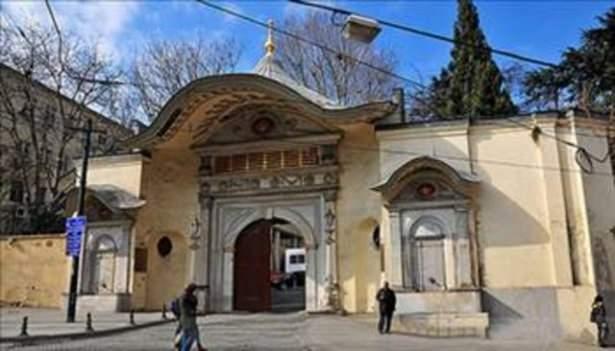 <p><strong>BAB-I ALİ</strong><br />
Günümüz Türkçesinde ‘Yüce Kapı’ anlamına gelen bu terim, aynen tercüme edilerek diğer dünya dillerine de girmiştir.</p>