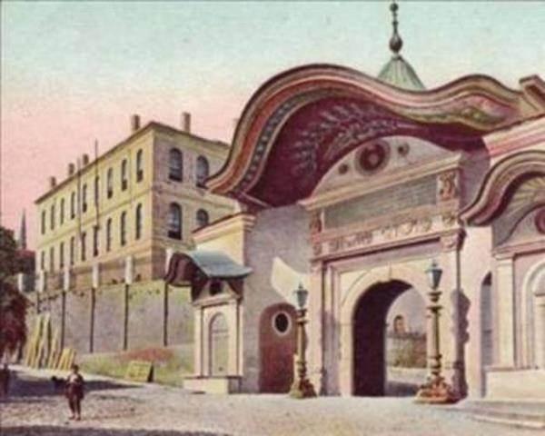 <p>İstanbul’da devleti temsil eden her ofis, ‘kapı’ diye anılırdı. Yani bugünün devlet dairesinin karşılığı ‘kapı’ idi. Basın kuruluşları İkitelli’ye taşınmadan önce “Bab-ı Ali” denilince akla basın geliyordu.</p>